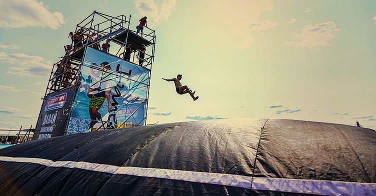 Мокрые майки, экстремальный спорт и летающие люди: фоторепортаж с Crazzzy Jump Fest 2016