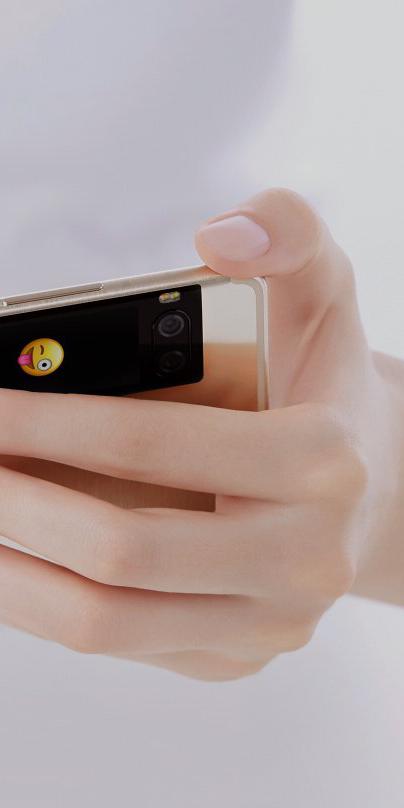 Зачем: Meizu выпустила смартфоны с мини-дисплеем на задней панели