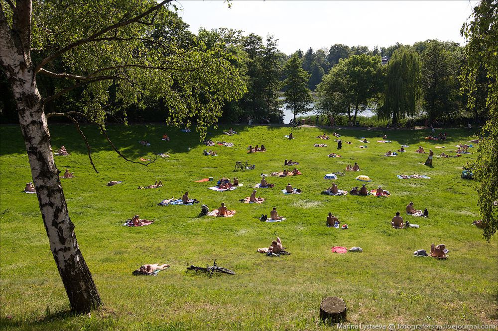 Не надо стесняться: в Париже появился парк для нудистов