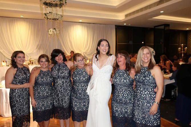 Шесть женщин пришли на свадьбу в одинаковых платьях. Случайно