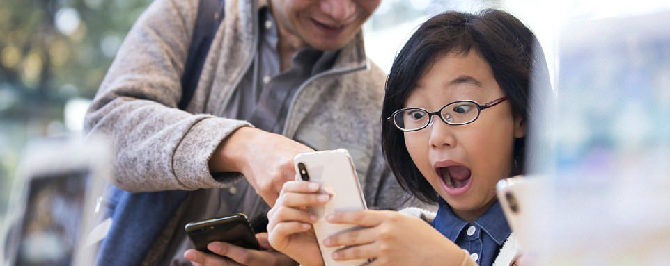Старт продаж iPhone X: как мир сходит с ума