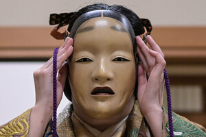 В интернете продают «маски женщины для уклонистов» за 14 тысяч гривен (фото)