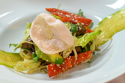 Хит продаж: азиатский салат с рубленным стейком