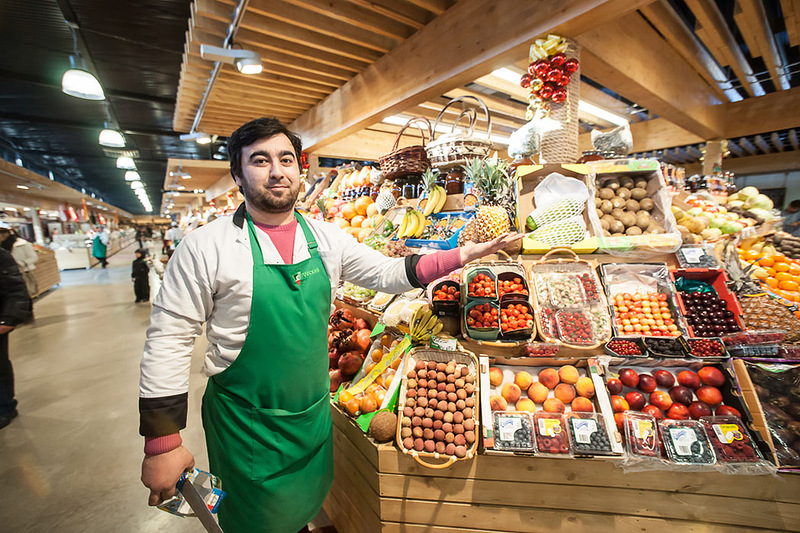 Самые большие продукты. Торговец на рынке. Продавец на рынке. Продавец на базаре. За прилавком на рынке.