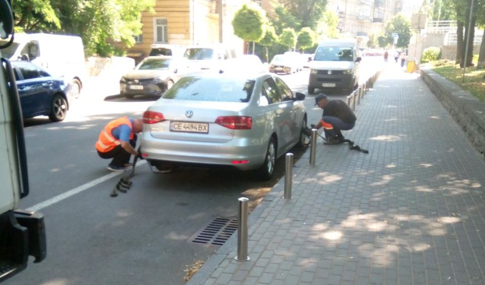 В Киеве будут эвакуировать припаркованные на велополосах автомобили фото 2