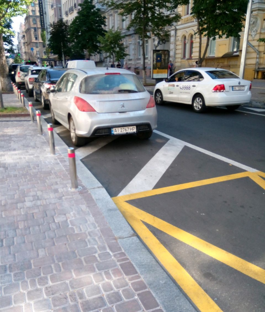 В Киеве будут эвакуировать припаркованные на велополосах автомобили фото 1