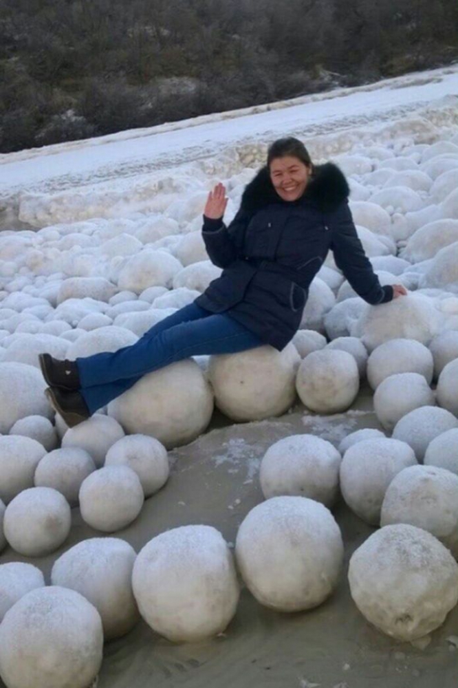 В Финляндии пляж усеяли тысячи “ледяных шаров”. Это уникальное природное явление фото 2