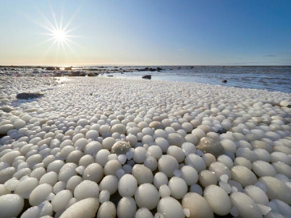 В Финляндии пляж усеяли тысячи “ледяных шаров”. Это уникальное природное явление фото 1