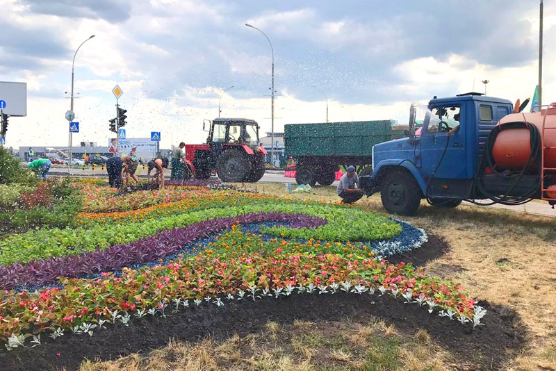 Возле въездного знака “Киев” появилась шикарная клумба с цветами фото 1