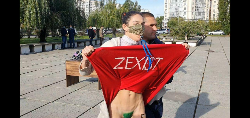 В Киеве активистка Femen задрала юбку перед Зеленским, пока тот шел на голосование. ВИДЕО фото 1