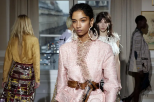 Тай-дай, тюрбан и велосипедные очки. 10 must have вещей в твоем гардеробе весной