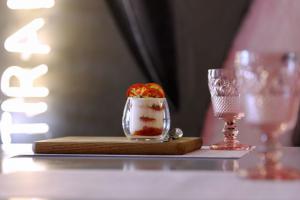 Исследуем Оболонь: гавайский поке, итальянский тирамису и кофе на оранжевом диване из сериала “Friends”