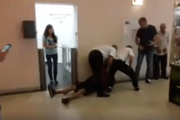 В Киеве охрана торгового центра избила посетителя