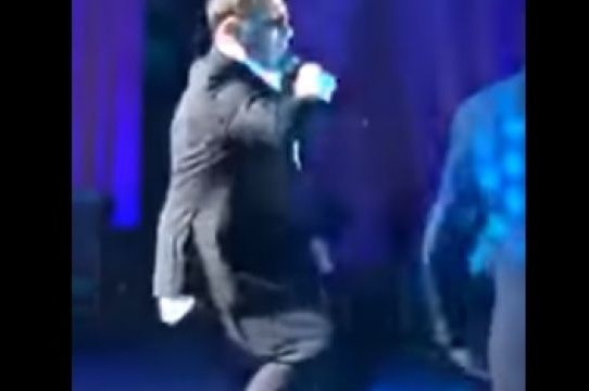 Пьяный Григорий Лепс упал на концерте (ВИДЕО)