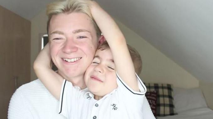 Видео дня: британский блогер на камеру записал каминг-аут перед маленьким братом