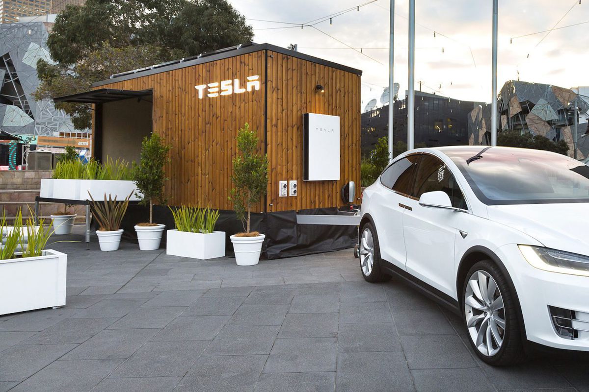 Tesla показала передвижную модель дома будущего