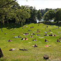 Не надо стесняться: в Париже появился парк для нудистов