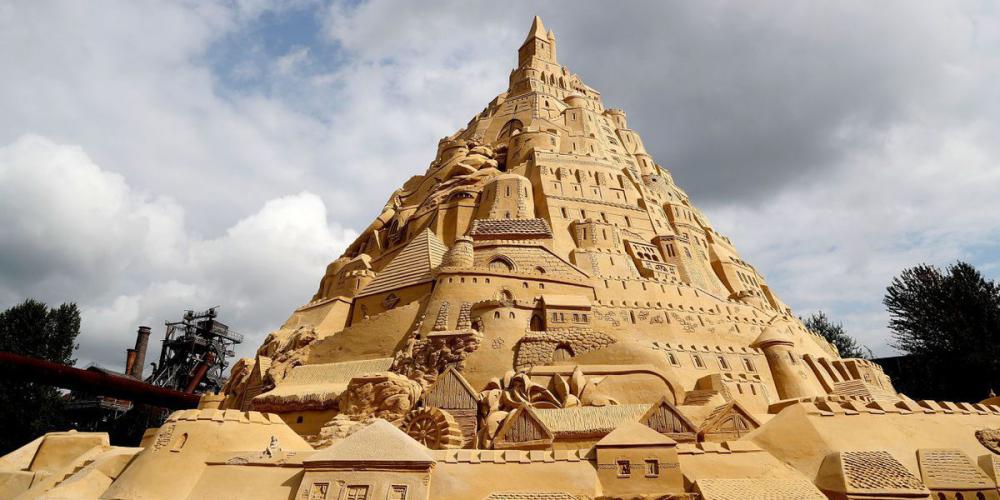 Как пятиэтажка: в Германии построили гигантский песочный замок