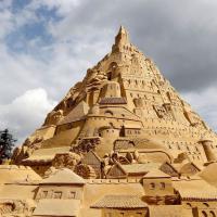 Как пятиэтажка: в Германии построили гигантский песочный замок
