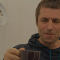 Приходится заваривать чай самому: солист Oasis пожаловался на сложную жизнь