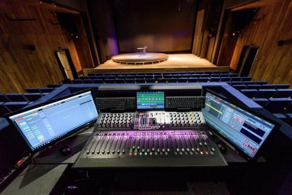 Официально: в Киеве открыли театр на Подоле