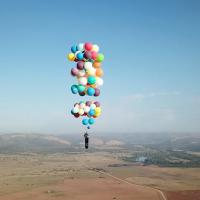 Британец пролетел 25 километров на стуле с воздушными шарами