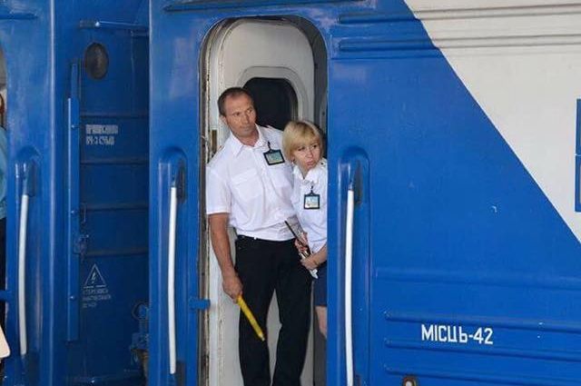 «Укрзализныця» вынесла на обсуждение образцы новой формы для проводников (ФОТО)