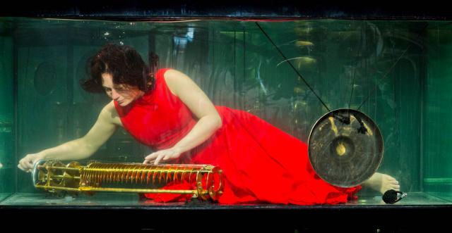 Видео дня: первая в мире группа, которая играет под водой