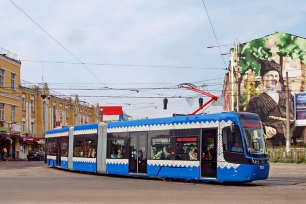 На киевских трамваях появились портреты известных украинцев. Фото, видео