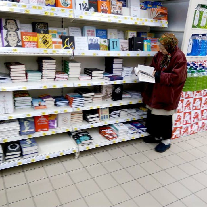 В Киеве бабушка 15 лет ходит в магазин читать книги. Фото