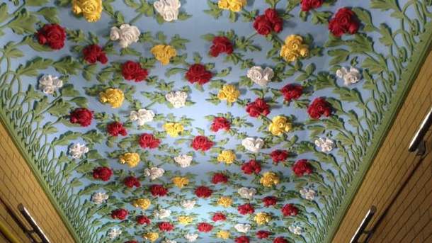 В Киеве появилась необычная арка с розами. Фото