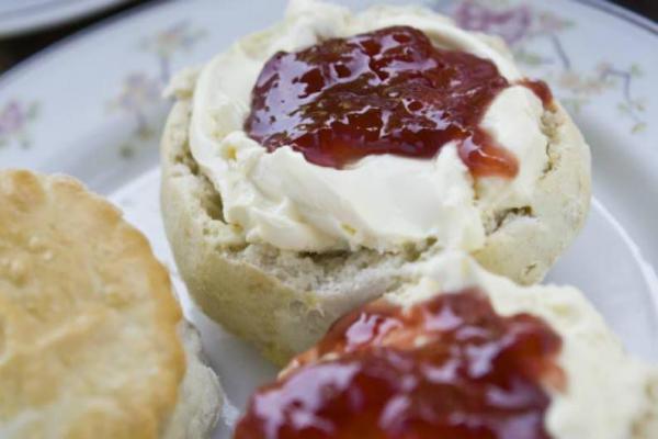 В Британии разгорелся скандал из-за джема и сливок. Их неправильно намазали на хлеб
