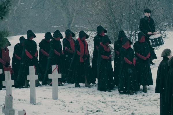 «Каждый может умереть»: новые подробности о втором сезоне «Рассказа служанки»