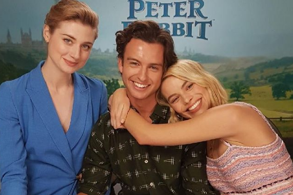 Видео дня: Марго Робби пришла на интервью, а журналистом оказался ее младший брат