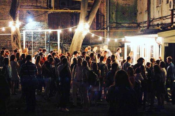 Сидр за 30 грн и качели: в киевском дворике открылся новый бар