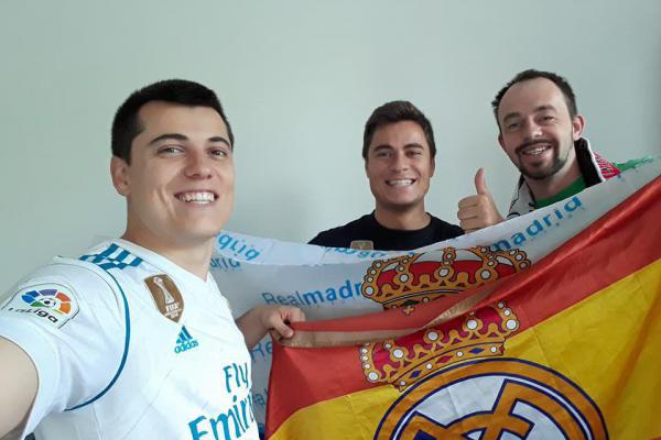 Лучшие фото за день: иностранцы благодарят киевлян за бесплатное жилье и гостеприимство