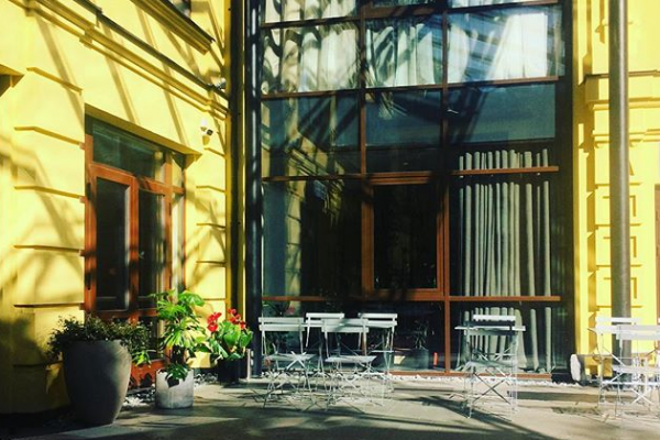 На Подоле открылось кафе от владельцев Make My Cake. Но туда нельзя попасть