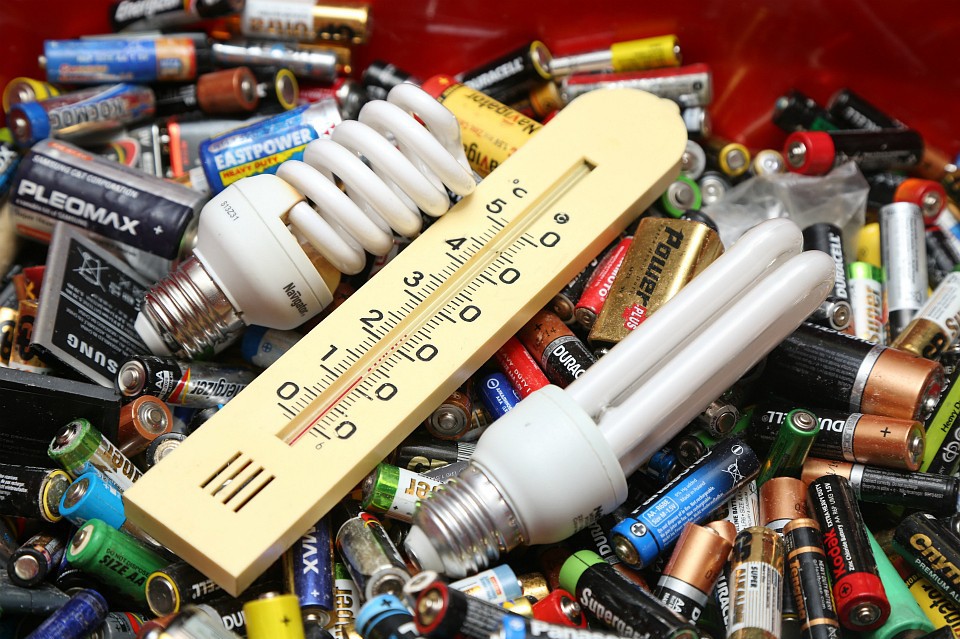 Где в Киеве можно сдать батарейки, лампы и термометры: адреса