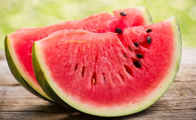 В столице встретили баржу с херсонскими ягодами. Фото