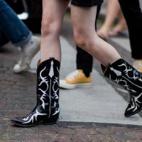 С чем носить сапоги-казаки – 8 беспроигрышных вариантов