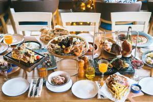 Мезе, манты и цимес: 5 ресторанов Киева с небанальной кухней