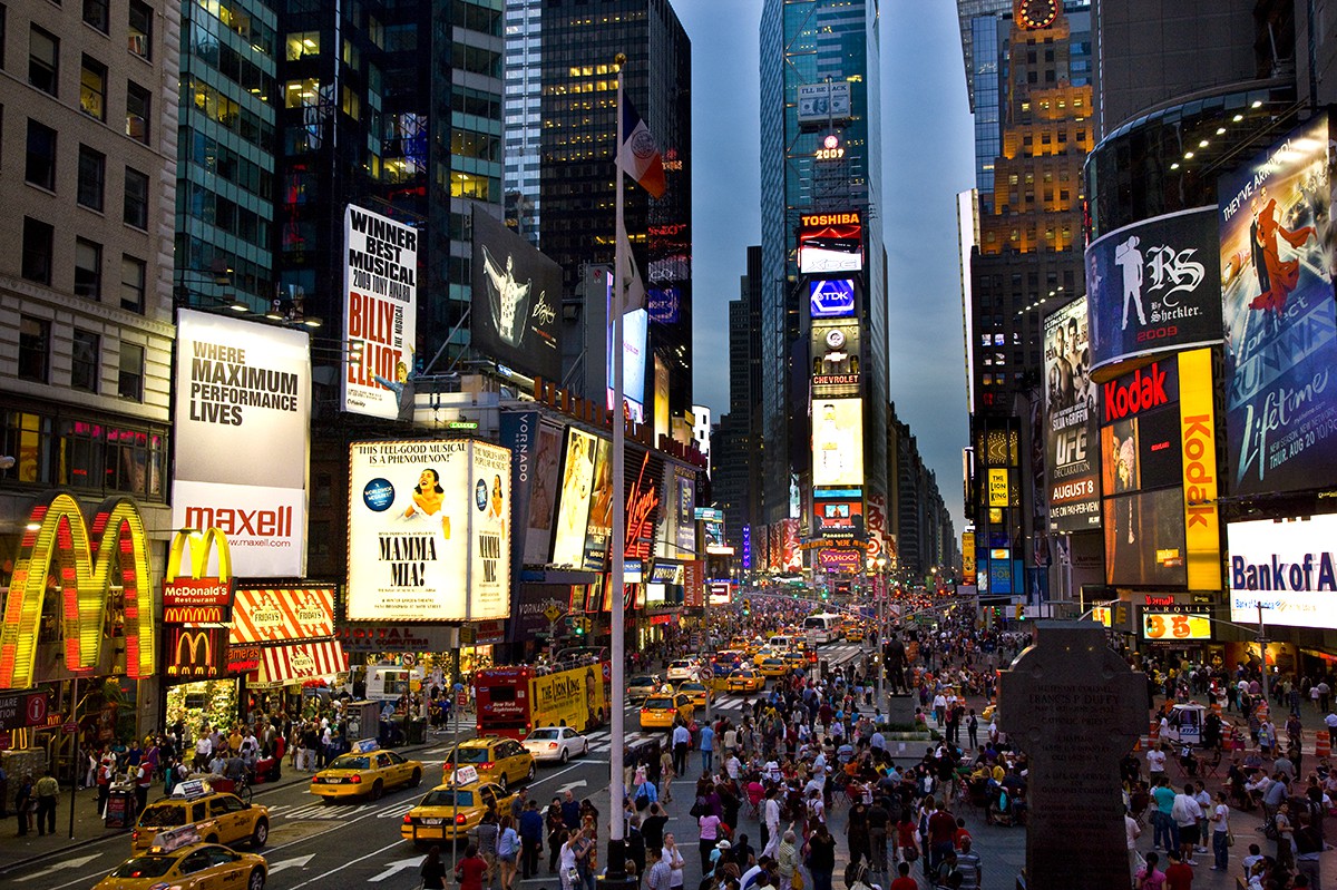 С двух столичных улиц сняли 621 рекламную конструкцию. Фото