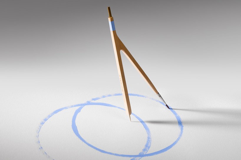 В Киеве появился огромный циркуль. Фото