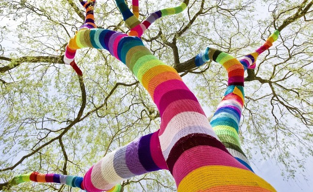 На Позняках появились разноцветные деревья. Фото