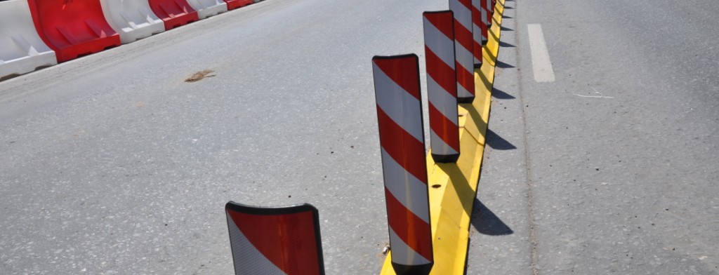 В Киеве полосу общественного транспорта оградили столбиками. Фото