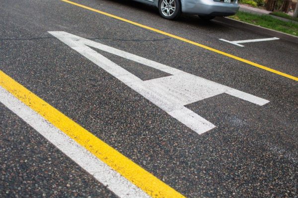 На Шота Руставели продолжают парковаться на полосе общественного транспорта. Фото