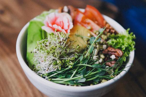 В Киеве открылось эко-кафе со съедобными цветами и экзотическими фруктами