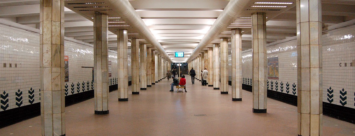 В метро Киева вместо старого панно установили роллет. Фото