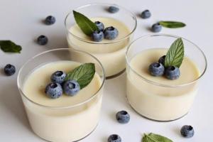 Панна Котта с бобами тонка, малиновой пеной или розмарином. 10 мест Киева, где можно найти это лакомство