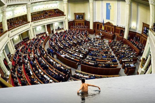 Как бы выглядела Верховная Рада с открытым бассейном. Фото